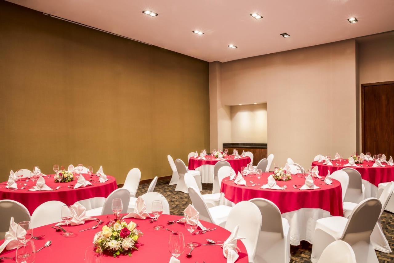 Fiesta Inn Chihuahua Fashion Mall Buitenkant foto